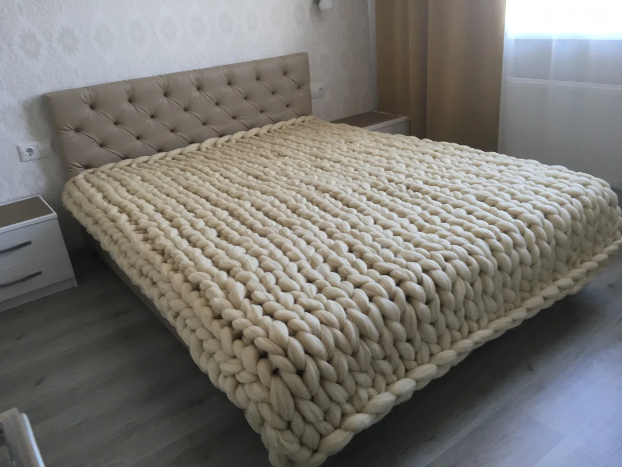 Фото вязаного пледа в спальне