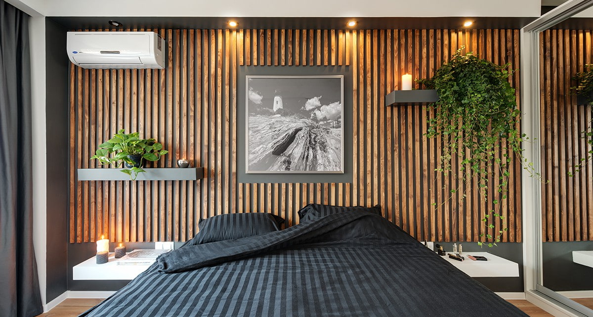 На фото спальня с деревянными ламелями