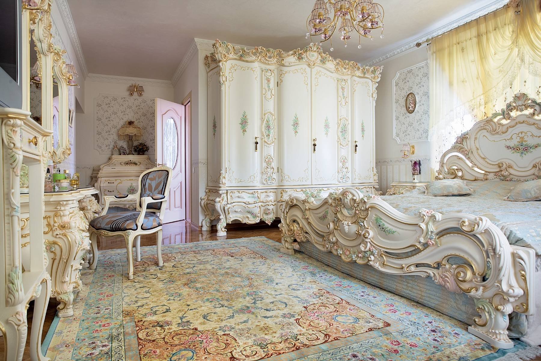Спальня, оформленная в рококо
