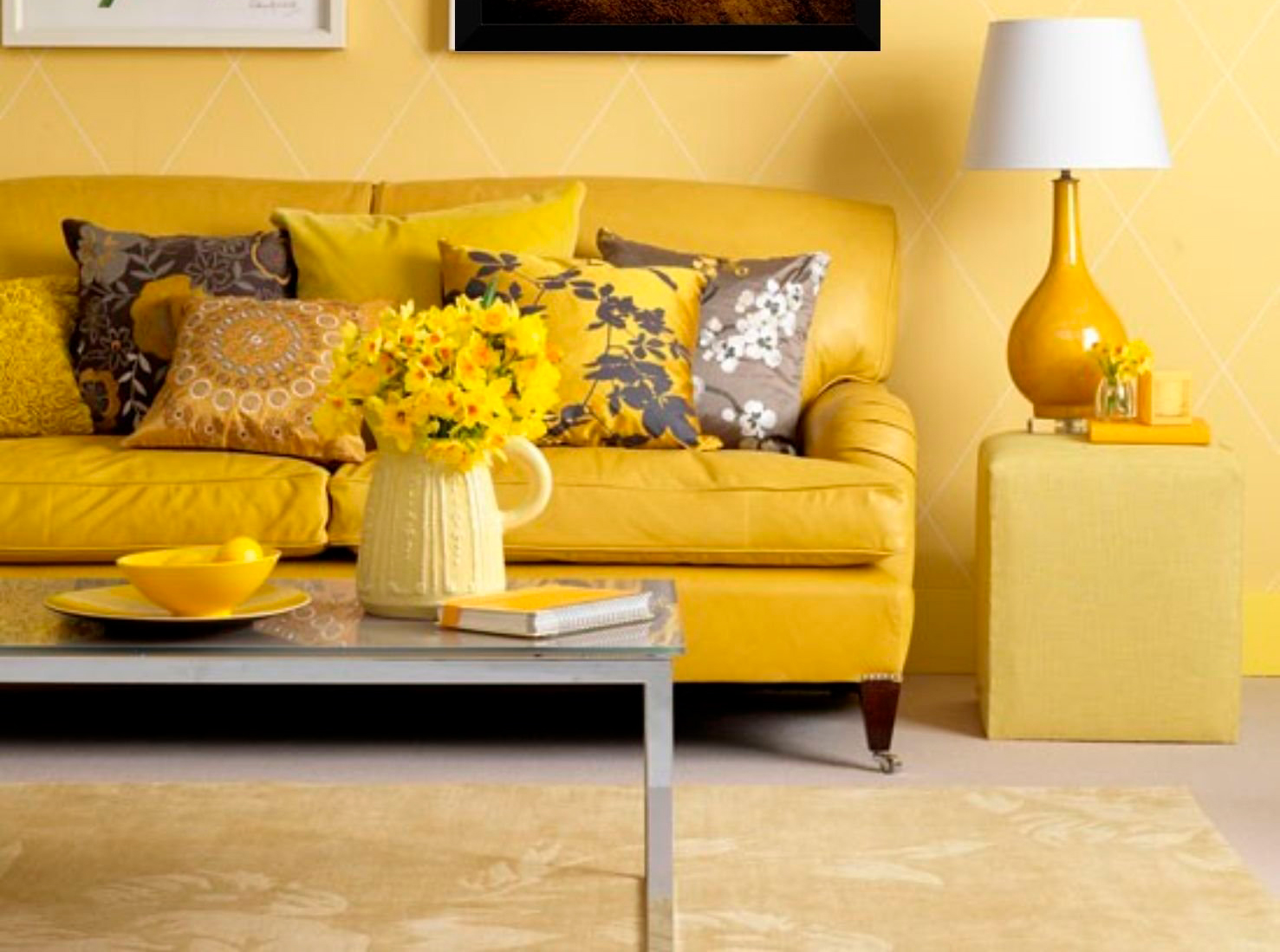 Желтый диван в интерьере: впускаем солнце в дом