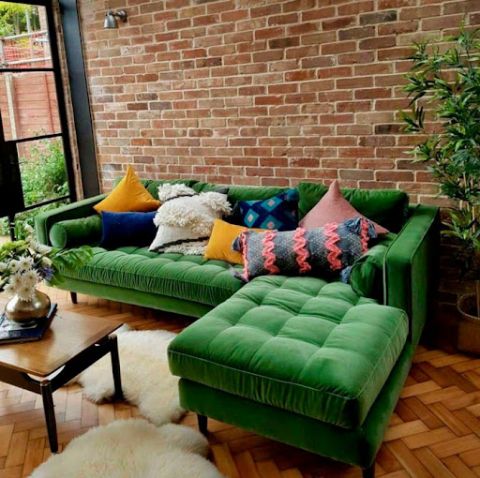 Зеленый диван в интерьере: универсальность от природы